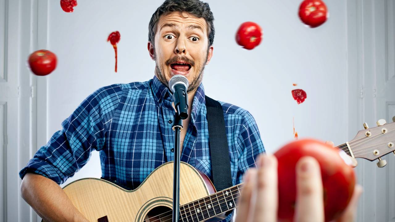 Bad rock singer being attacked with tomatoes by the public