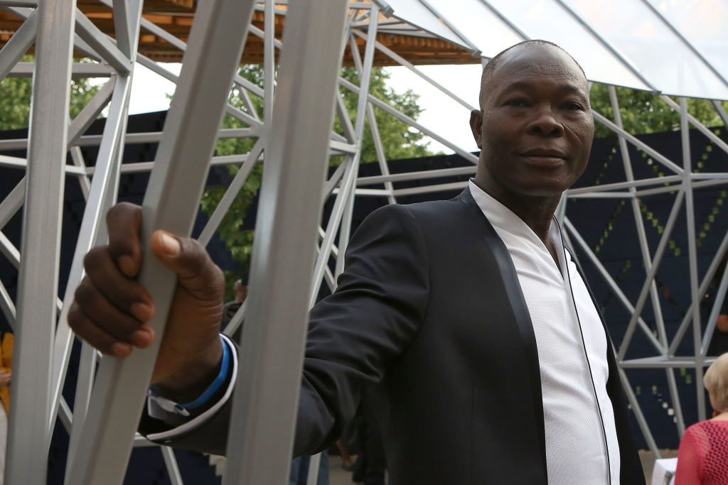 O arquiteto burquinense Francis Kéré durante a inauguração de sua obra Serpentine Pavillion, em Londres, em 2017 -