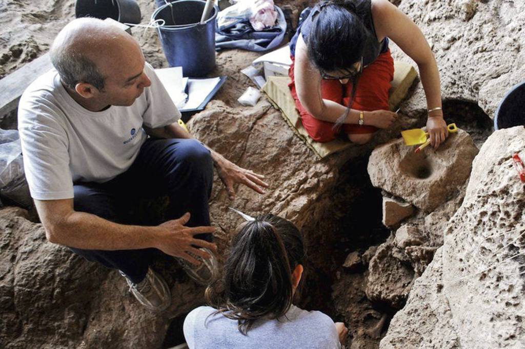 ISRAEL-103445954_hi049260513.jpg VELHO HÁBITO - Vestígios encontrados de produção em Israel: há 13 000 anos -