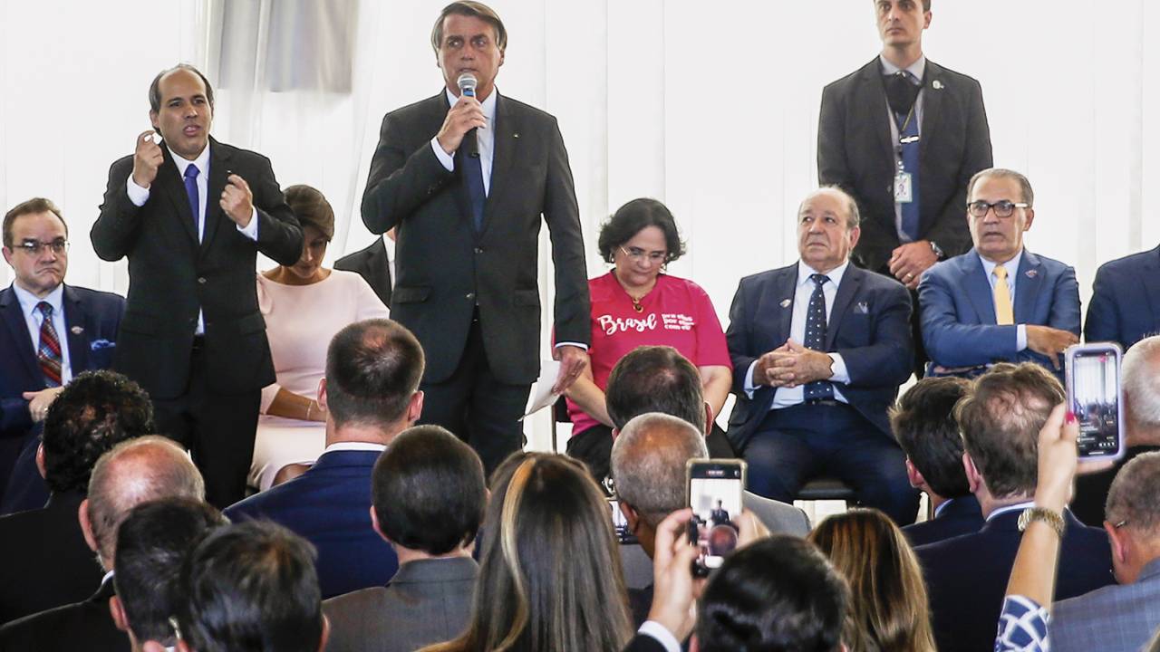 EM CAMPANHA - Bolsonaro no Palácio da Alvorada, no último dia 8: mais de vinte líderes religiosos reunidos no evento -