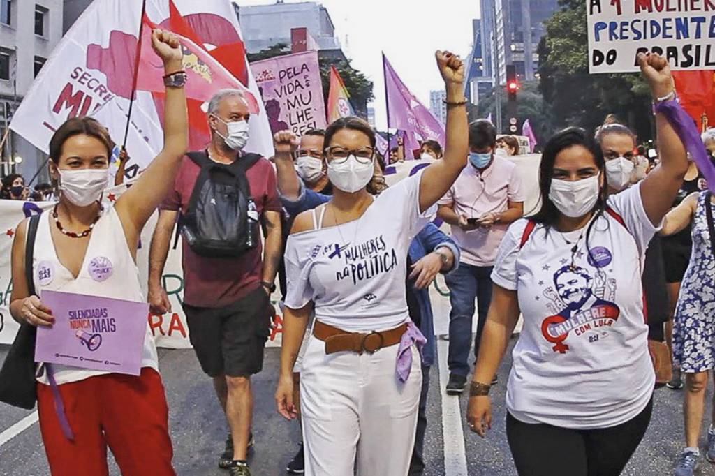 JANJA-DIA-INTERNACIONAL-DAS-MULHERES-2022-01.jpg VOO-SOLO - Na Paulista: ela foi às ruas como sempre fez, mas agora ouve cobranças dirigidas ao noivo -