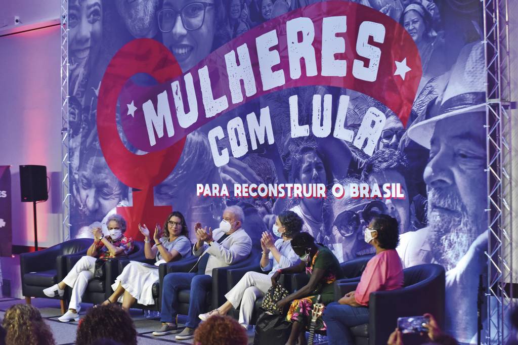 JANJA-MULHERES-COM-LULA-2022-01.jpeg PROMESSA - Lula com mulheres: o petista defende cota feminina no Legislativo -