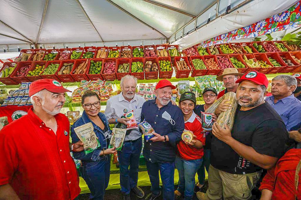 O ex-presidente Lula, no assentamento Eli Vive, em Londrina, com líderes do movimento