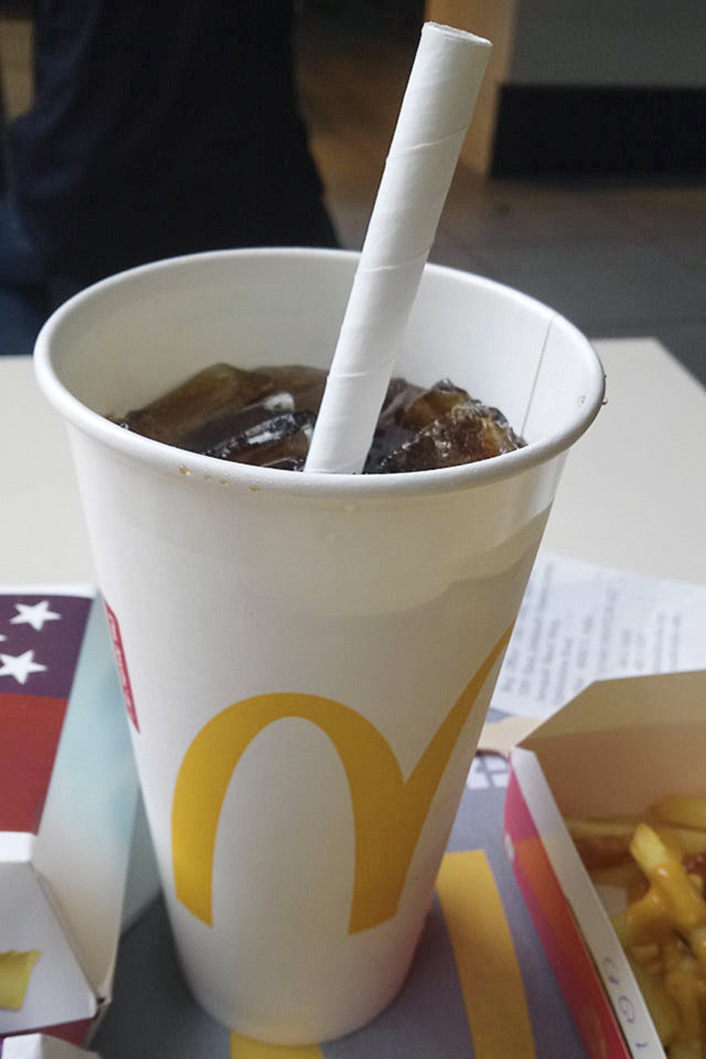MC-DONALDS-COPO-PAPELÃO-CANUDO-MADEIRA-2022-02.jpg POUCO EFEITO - Canudo de papel em refrigerante do McDonald’s: medida louvável, mas ainda insuficiente -