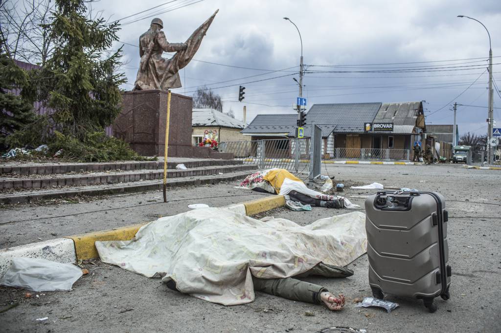 MORTE-REFUGIADOS-KIEV-UCRANIA-2022-092.jpg CENA TRÁGICA - Rota interrompida: atingidos por um morteiro, mãe, dois filhos e um amigo morrem na rua, em Irpin -