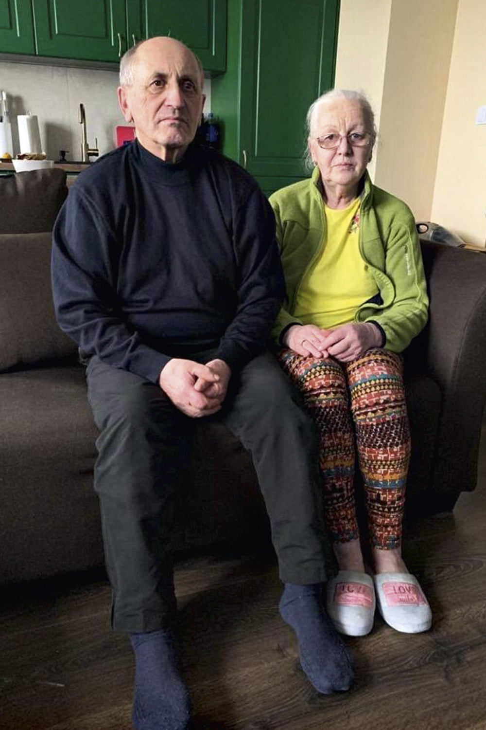 PERSONAGEM-IDOSOS-1.jpeg A ÚNICA OPÇÃO - O aposentado Yaroslav Matichek, 71, e sua esposa Hanna, 70, não esperaram a guerra chegar até Kalush, no oeste da Ucrânia. Depois de muita conversa com os filhos, acabaram convencidos a ir para Cracóvia, na Polônia. A viagem foi marcada por uma espera de quinze horas na fronteira, no inverno. “Meu pai queria resistir, mas a única coisa a fazer agora é fugir”, diz a filha Olga -