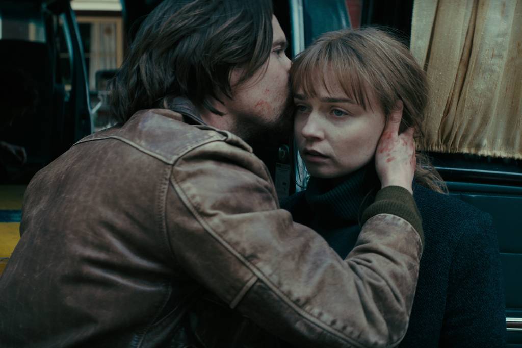 PIECESOFHER_Season1_Episode7_00_09_39_08R Joe Dempsie (Nick) e Jessica Barden (Jane) em 'Ninguém Pode Saber' -