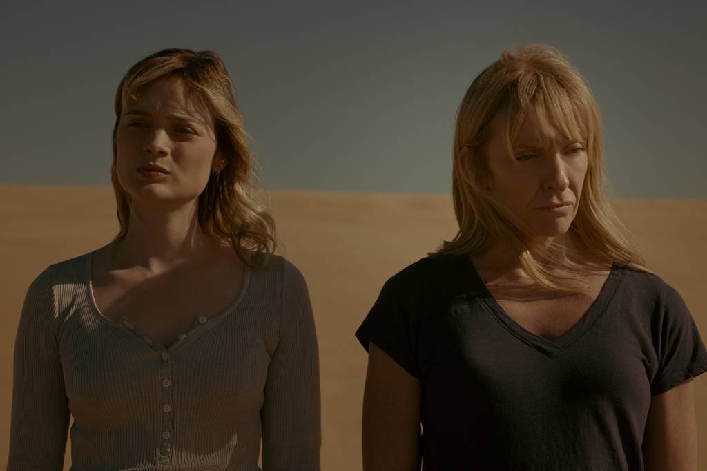 PIECESOFHER_Season1_Episode8_00_56_17_09R Bella Heathcote (Andy) e Toni Collette (Laura) em 'Ninguém Pode Saber' -