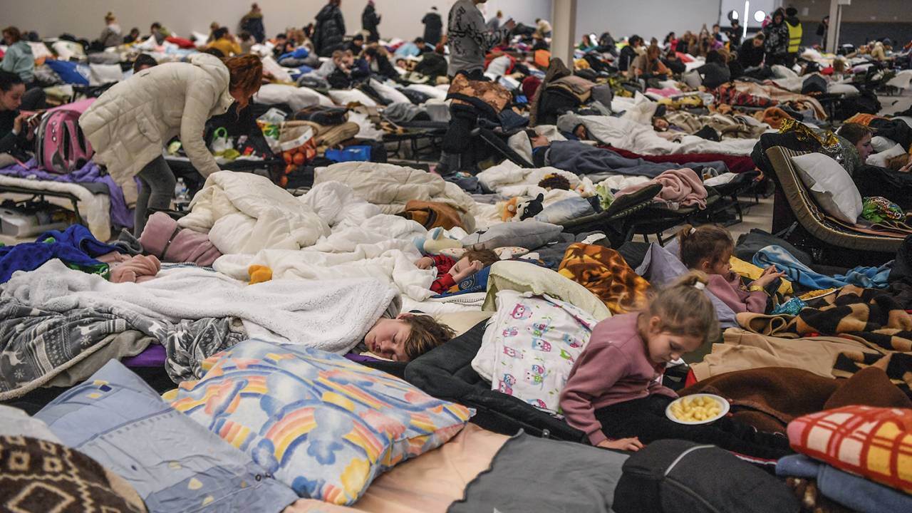 DESCANSO - Abrigo para refugiados na Polônia: uma das maiores levas migratórias já vistas -