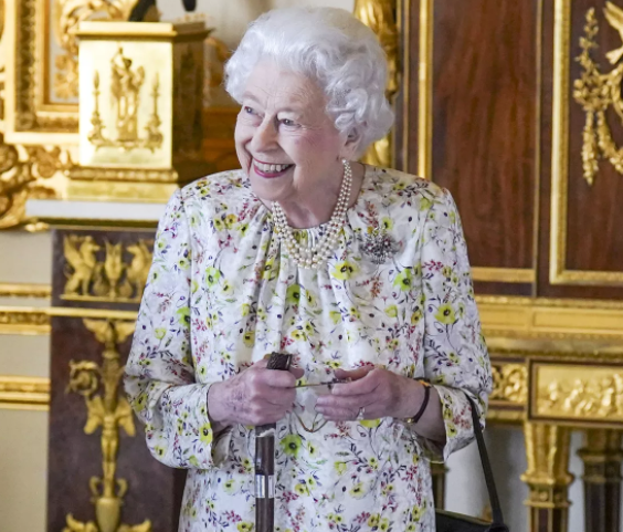 Por que os 100 anos da rainha Elizabeth II serão celebrados por meio da moda?