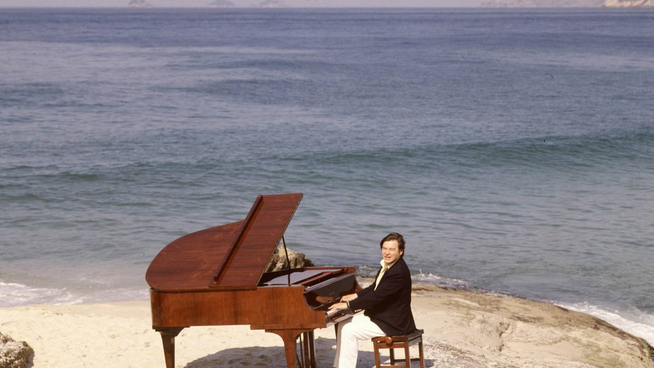 Tom Jobim, tocando piano numa praia, em 1984 -