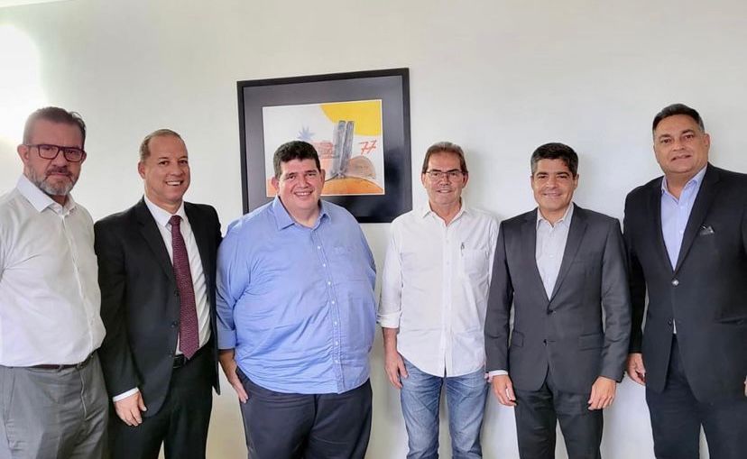 Da esq. p/ dir: Luiz Adriano, secretário geral do Solidariedade, Adriano Meireles, ex-vereador de Salvador, atualmente no SolidariedadeAlipinho da Doce Mel, empresário, Paulinho da Força, ACM Netoe Luciano Araújo, presidente do diretório estadual do Solidariedade-Bahia