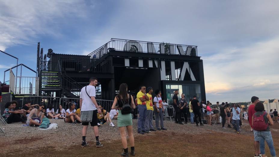 Stand do carro Ônix, da GM, após a queda de parte da estrutura metálica durante o Lollapalooza -