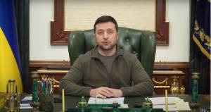 ZELENSKY_pron O presidente da Ucrânia, Volodymyr Zelensky, sentado à mesa do gabinete, em Kiev