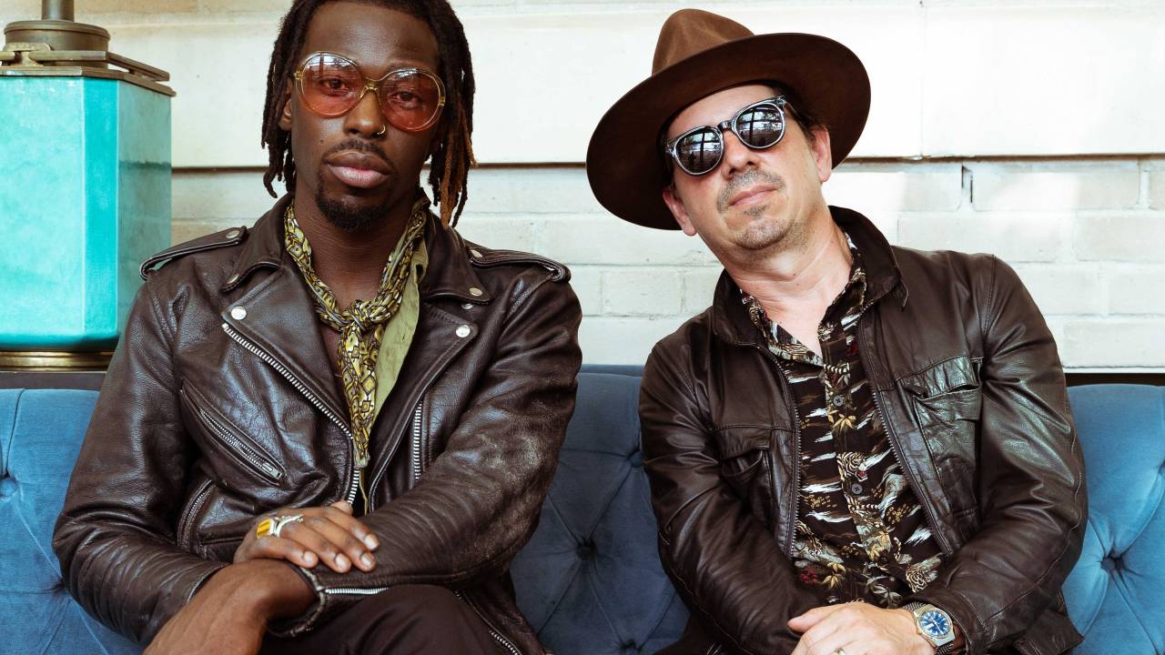 O vocalista Eric Burton e o guitarrista Adrian Quesada, do Black Pumas