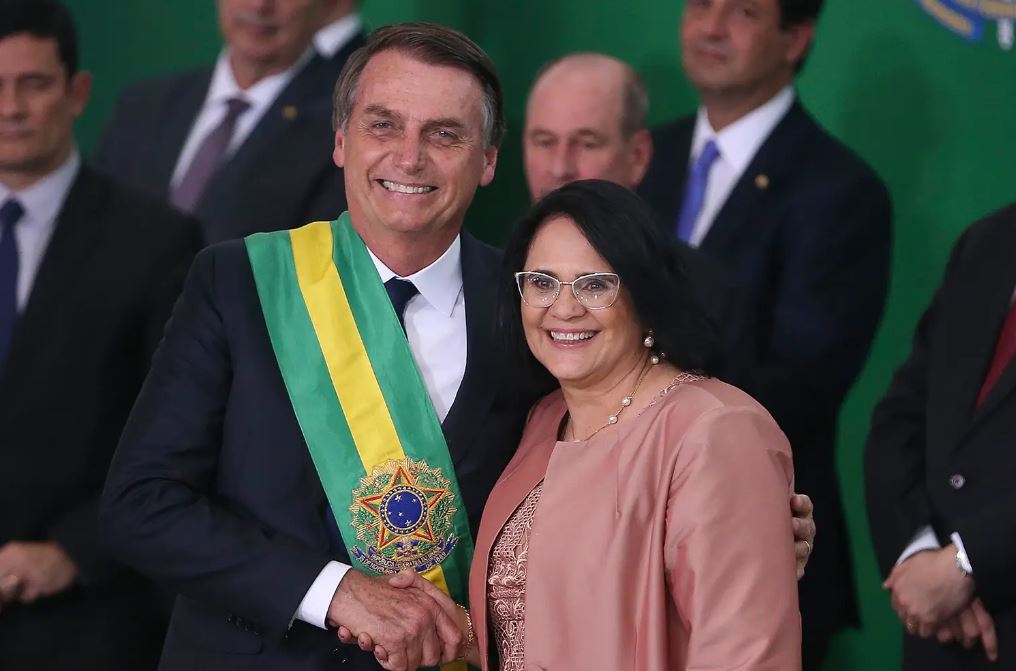 Moraes autoriza visita de Damares a Bolsonaro às vésperas de julgamento