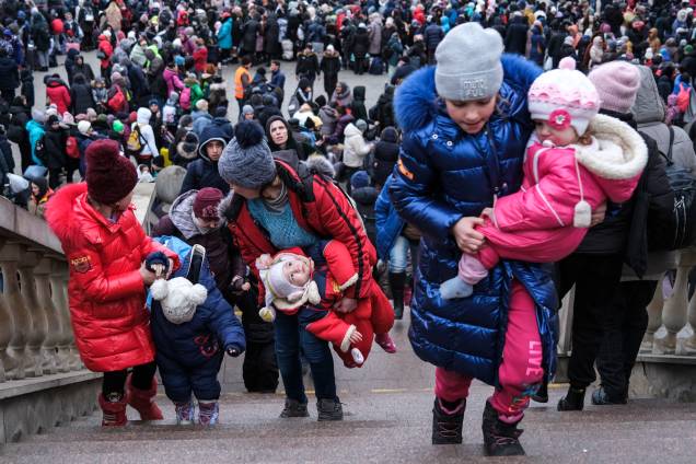 Mulheres e crianças ucranianas chegam à estação de trem de Lviv, no oeste da Ucrânia - Mulheres e crianças ucranianas chegam à estação de trem de Lviv, no oeste da Ucrânia -