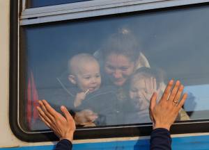 The situation in Ukraine after the Russian invasion Lviv (Ukraine), 15/03/2022.- Ukrainian refugees wave goodbye as they prepare to depart to Poland at the railway station in Lviv, western Ukraine, 15 March 2022. Russian troops entered Ukraine on 24 February prompting the country's president to declare martial law and triggering a series of announcements by Western countries to impose severe economic sanctions on Russia. (Polonia, Rusia, Ucrania) EFE/EPA/MYKOLA TYS