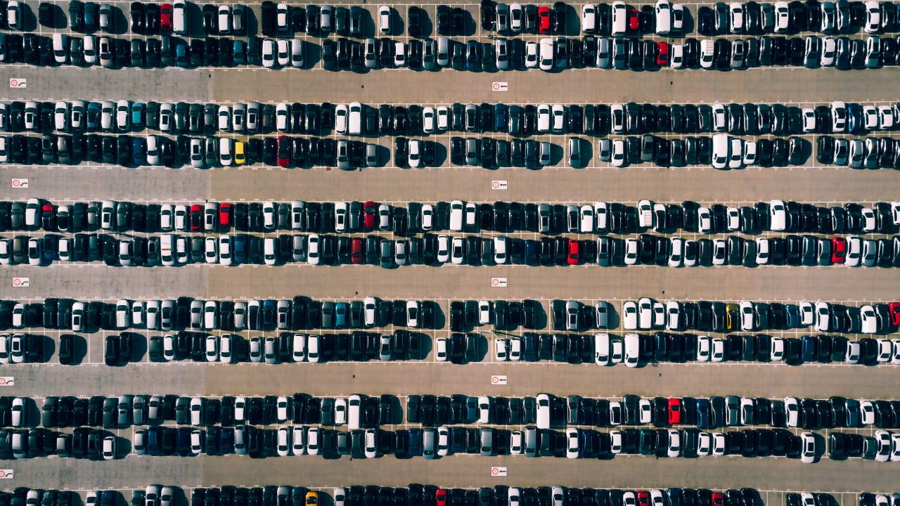Falta de semicondutores e fila de espera de até cinco meses fizeram o preço de alguns modelos subir mais de 40% em 2021 -