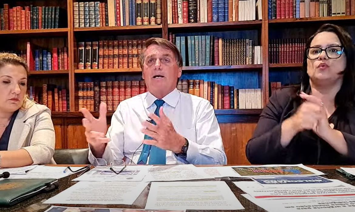 Presidente Jair Bolsonaro durante live - 10/03/2022