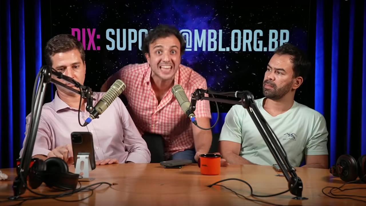 O ativista Renan Santos aos gritos durante live do MBL