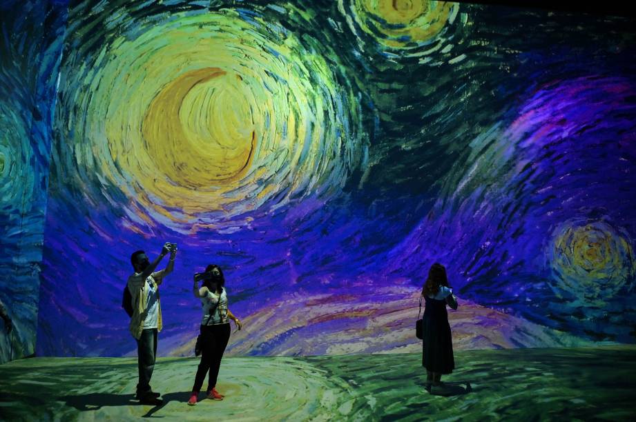 Público acompanha a exposição "Beyond Van Gogh", em São Paulo -