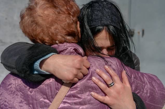 Uma mulher (à direita) lamenta por seu marido, um soldado que morreu durante combates com tropas russas - Uma mulher (à direita) lamenta por seu marido, um soldado que morreu durante combates com tropas russas -