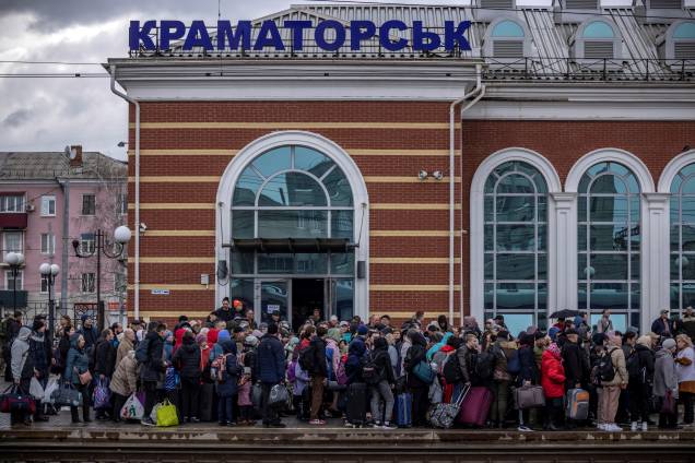 Famílias chegam à principal estação de trem enquanto fugiam da cidade oriental de Kramatorsk, na região de Donbas - Famílias chegam à principal estação de trem enquanto fugiam da cidade oriental de Kramatorsk, na região de Donbas -