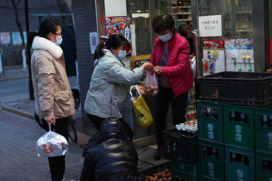 Moradores comprando comida em uma área residencial restrita devido à disseminação do coronavírus, em Shenyang -