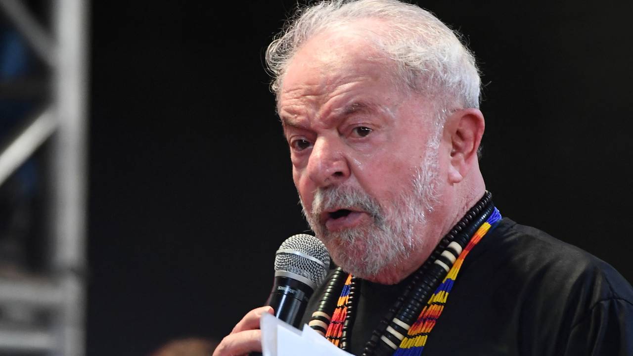 Former Brazilian President (2003-2011) and presidential candidate Luiz Inacio Lula da Silva speaks during a meeting with indigenous people at the Terra Livre Indigenous Camp in Brasilia, on April 12, 2022. (Photo by EVARISTO SA / AFP)