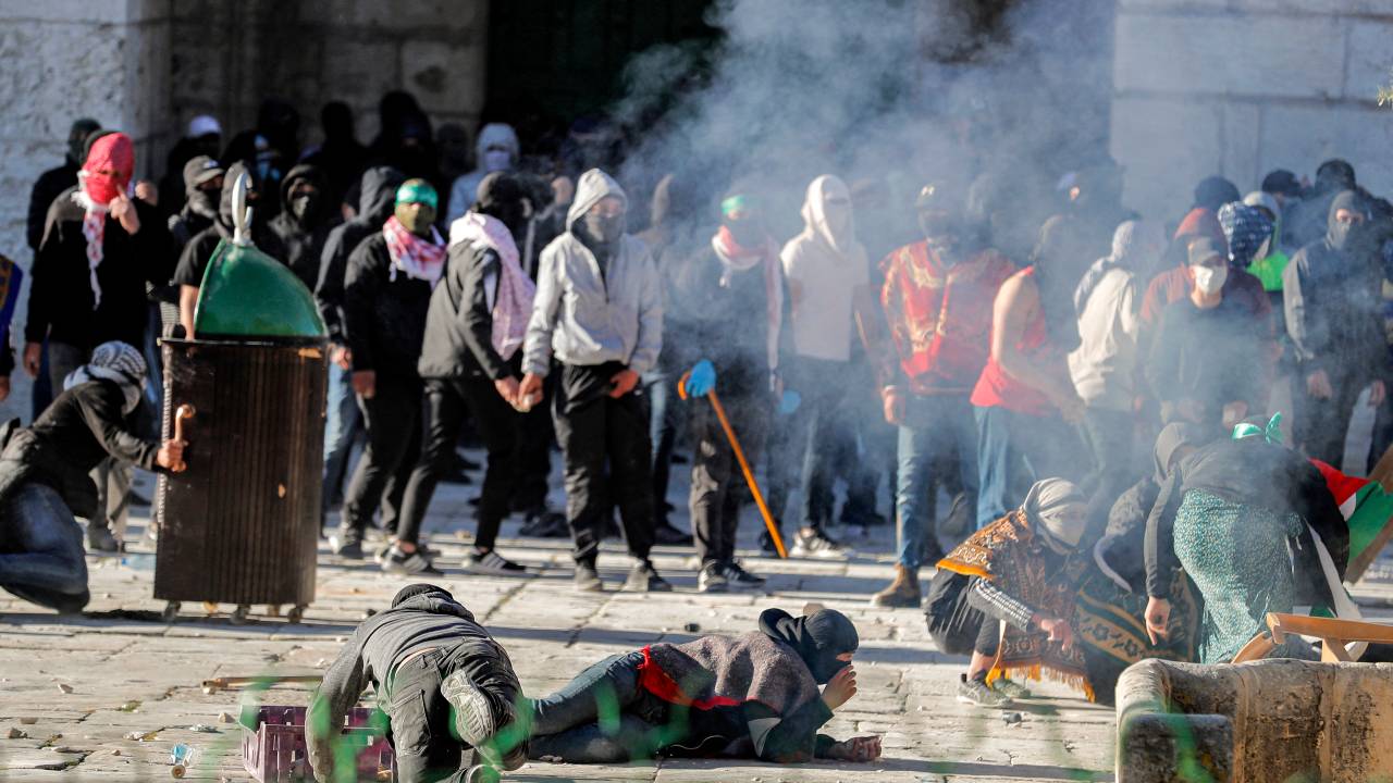 Manifestantes palestinos se confrontam com polícia israelense na mesquita de al-Aqsa, deixando mais de 150 feridos só na sexta-feira 15 - 15/04/22