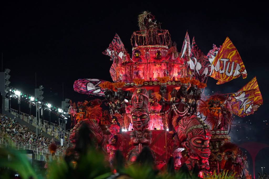 Seis escolas desfilam neste domingo na Sapucaí