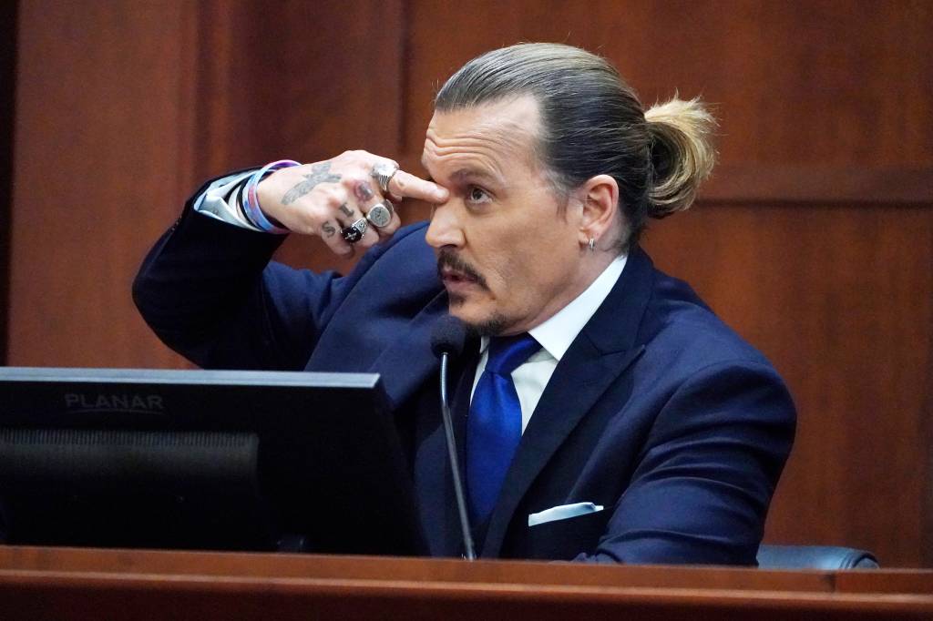 US-COURT-DEPP-HEARD Actor Johnny Depp testifies that a can of mineral spirits actress Amber Heard through, hit him there, in the courtroom at the Fairfax County Circuit Courthouse in Fairfax, Virginia, April 25, 2022. - Actor Johnny Depp sued his ex-wife Amber Heard for libel in Fairfax County Circuit Court after she wrote an op-ed piece in The Washington Post in 2018 referring to herself as a