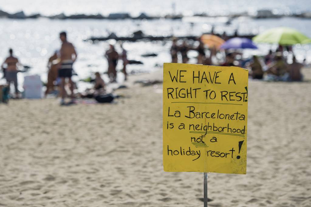000_RI2VQ.jpg PROTESTOS - Cartazes em Barcelona: “Somos uma vizinhança, não um resort” -