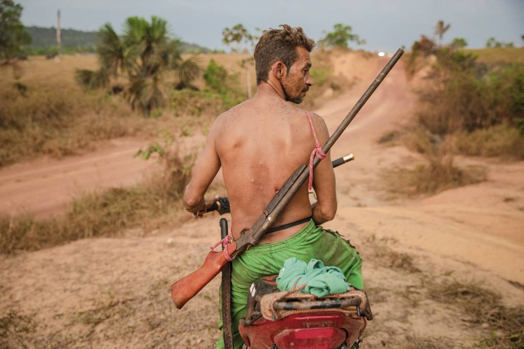 010-amazoniaagosto2020-04800 ROTINA DO MEDO - Morador armado na zona rural: o local tem ocorrência de crimes variados -