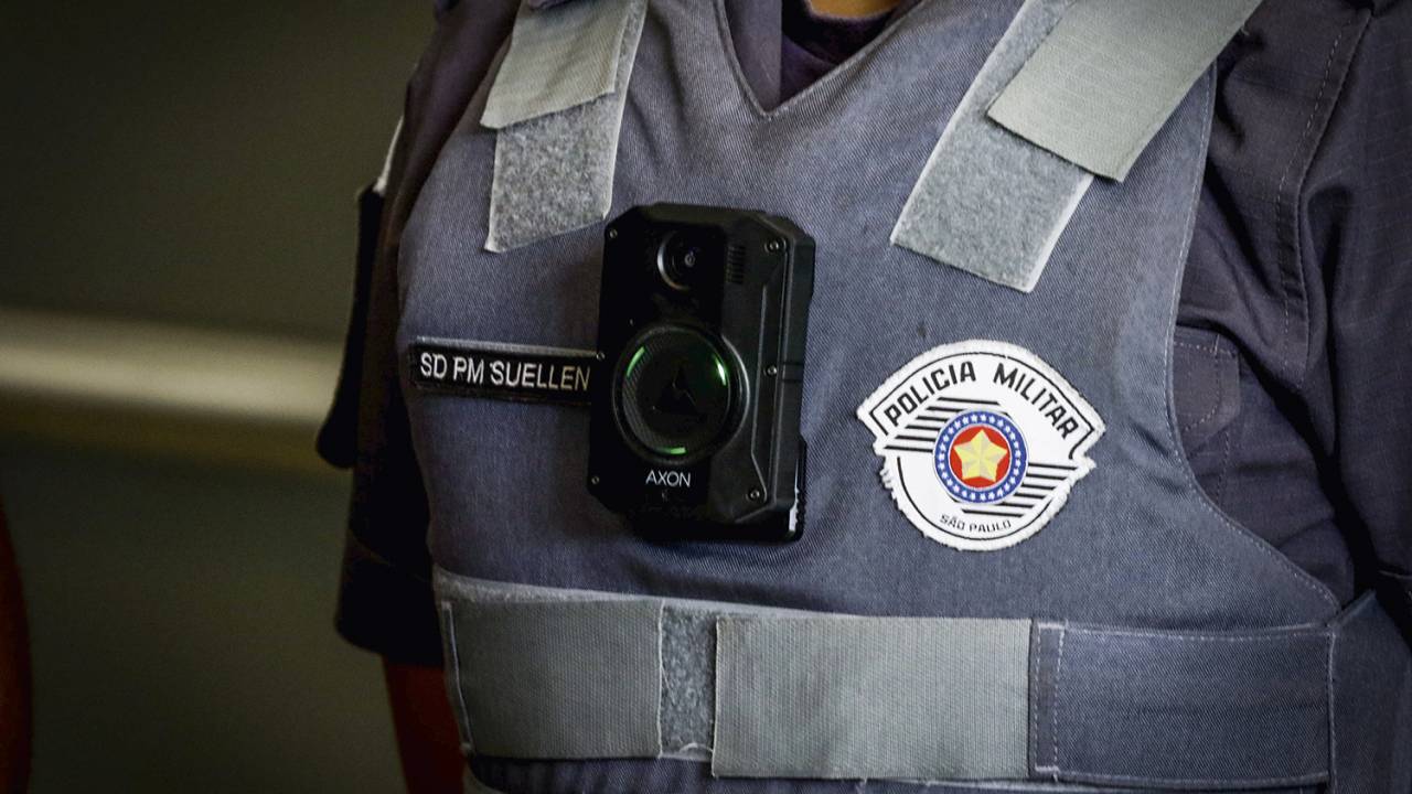 VIGILÂNCIA - Soldado da tropa com o equipamento: o uso da tecnologia é defendido até por comandantes dos batalhões -