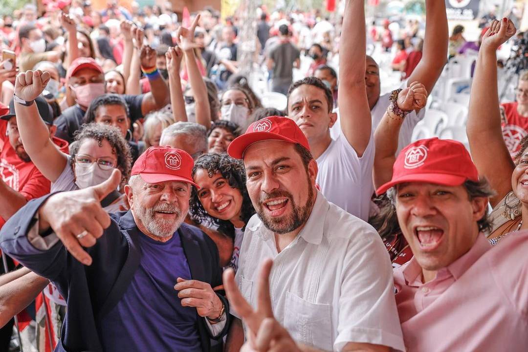 Lula ao lado de Guilherme Boulos e Fernando Haddad durante visita a condomínios construídos pelo MTST com recursos do "Minha Casa, Minha Vida" -