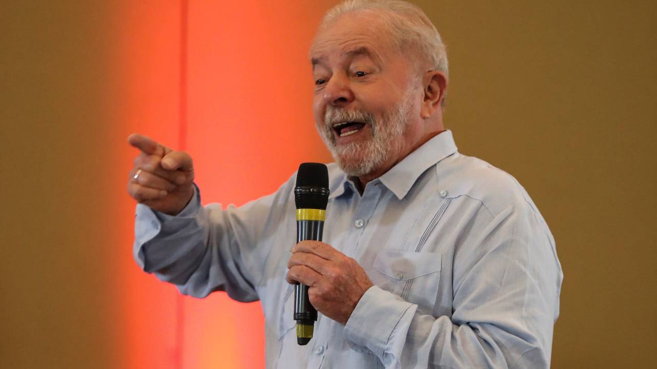 BRA50. SAO PAULO (BRASIL), 08/04/2022.- El expresidente de Brasil Luiz Inácio Lula da Silva, del partido de los Trabajadores (PT) habla durante una reunión con el exgobernador de Sao Paulo Geraldo Alckmin, del partido Socialista Brasileño (PSB) hoy, 8 de abril de 2022, en Sao Paulo (Brasil). El Partido Socialista Brasileño (PSB) propone oficialmente a Alckmin como compañero de Lula para las elecciones presidenciales de octubre. EFE/ Sebastião Moreira