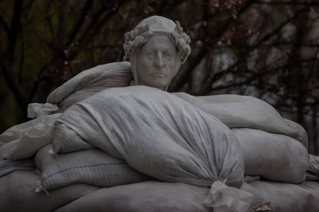 Escultura de Dante Alighieri coberta com sacos de areia para protegê-la de possíveis ataques em kyiv, 18/04/2022. - Escultura de Dante Alighieri coberta com sacos de areia para protegê-la de possíveis ataques em kyiv, 18/04/2022. -