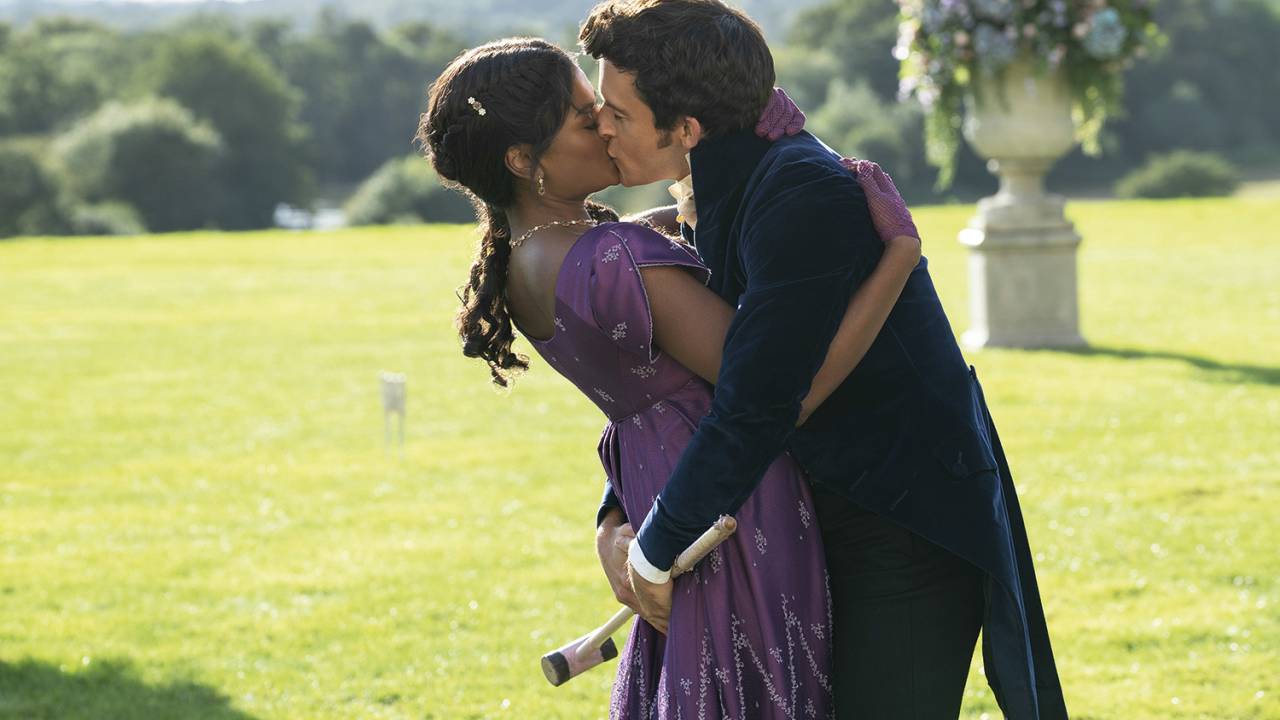 PARA MAIORES - Simone Ashley e Jonathan Bailey em Bridgerton: luxúria coreografada em jardins ingleses -