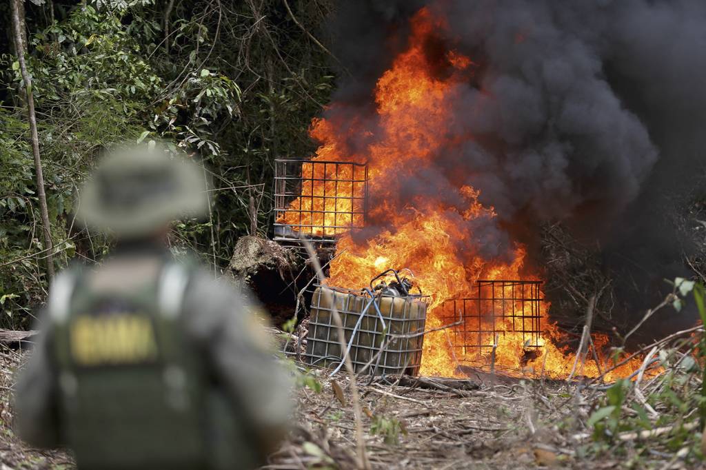 ABRE-OPERACÃO-CARIBE-AMAZONICO-JACAREACANGA-2022-09.jpeg FISCALIZAÇÃO - Ação da Polícia Federal em março: o flagrante gerou protestos de políticos em Brasília -
