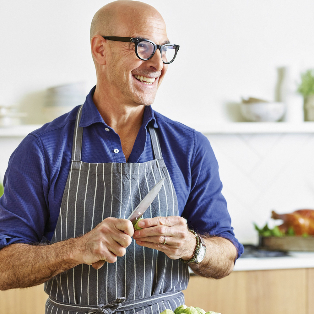 ABRE-tucci-portrait-1.1.jpg2 ENTRE PANELAS - Tucci: aventuras incluem comer gororoba com Meryl Streep -