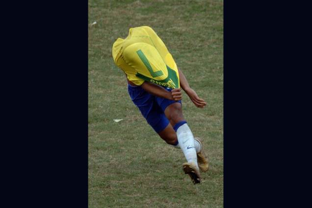 Adriano comemora seu gol, contra os rivais Argentinos, na final da Copa América de 2004 no Estádio Nacional de Lima, no Perú. Adriano comemora seu gol, contra os rivais Argentinos, na final da Copa América de 2004 no Estádio Nacional de Lima, no Perú.