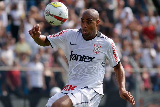 São Caetano do Sul (SP), 18/02/2012 - Adriano do Corinthians durante partida contra o São Caetano, válida pelo Campeonato Paulista de 2012, no estádio Anacleto Campanella. São Caetano do Sul (SP), 18/02/2012 - Adriano do Corinthians durante partida contra o São Caetano, válida pelo Campeonato Paulista de 2012, no estádio Anacleto Campanella.