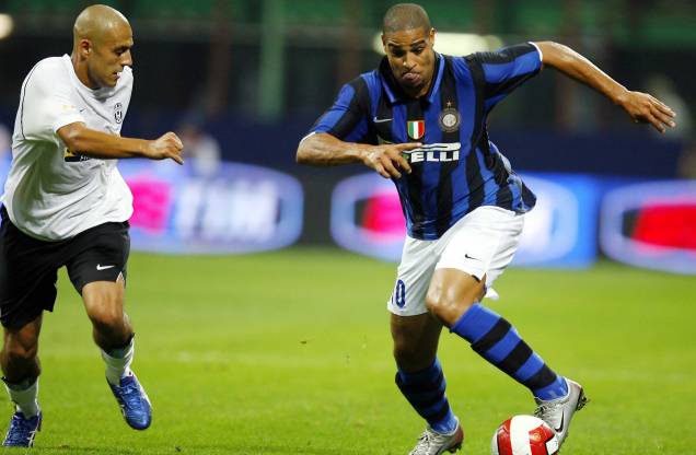 O argentino Sergio Almiron da Juventus de Turin, acompanha o brasileiro Adriano da Internazionale, durante partida válida pelo Campeonato Italiano, temporada 2007/2008, na cidade de Milão. O argentino Sergio Almiron da Juventus de Turin, acompanha o brasileiro Adriano da Internazionale, durante partida válida pelo Campeonato Italiano, temporada 2007/2008, na cidade de Milão.