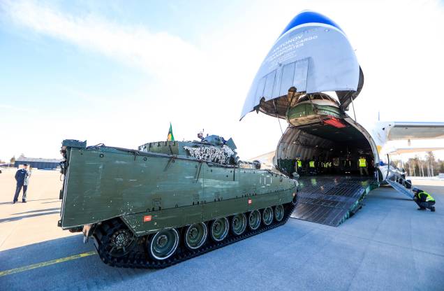 Gardermoen-Noruega. Avião cargueiro sendo carregado com armamentos, destinado ao conflito entre Russia e Ucrânia. Gardermoen-Noruega. Avião cargueiro sendo carregado com armamentos, destinado ao conflito entre Russia e Ucrânia.
