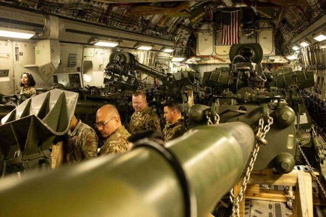 Fuzileiros Navais dos EUA, carregando um obus M777 rebocado de 155 mm no porão de carga de um C-17 Globemaster III da Força Aérea dos EUA na Base Aérea de March, Califórnia, em 21 de abril de 2022. Fuzileiros Navais dos EUA, carregando um obus M777 rebocado de 155 mm no porão de carga de um C-17 Globemaster III da Força Aérea dos EUA na Base Aérea de March, Califórnia, em 21 de abril de 2022.