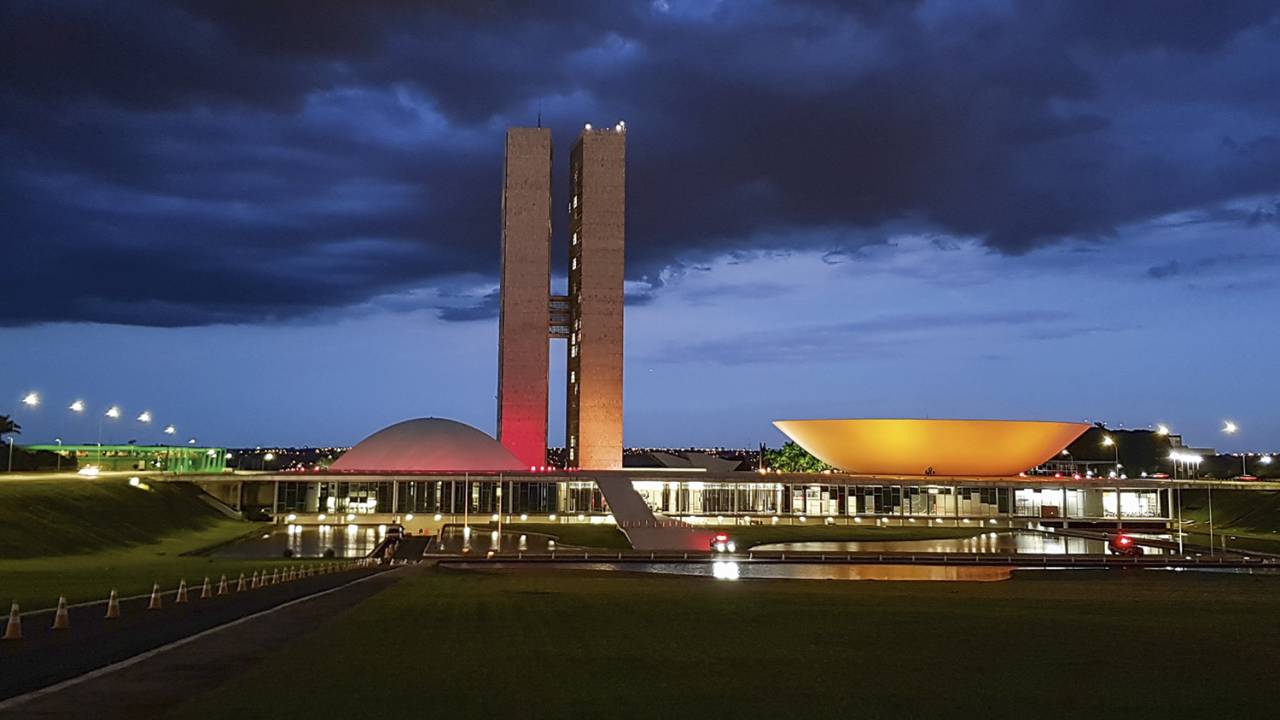 REALIDADE - No Congresso: os partidos da terceira via são governistas -