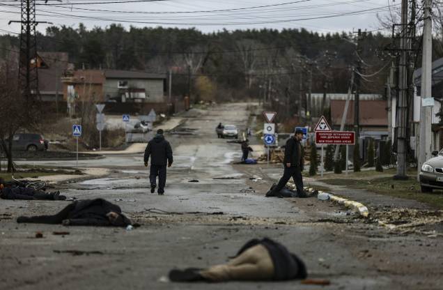 Corpos em uma rua em Bucha, a noroeste de Kiev, capital da Ucrânia, pelo menos 20 homens em trajes civis. Corpos em uma rua em Bucha, a noroeste de Kiev, capital da Ucrânia, pelo menos 20 homens em trajes civis.