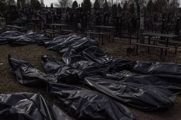 Corpos, que foram levados ao cemitério, em Bucha, noroeste de Kiev, Ucrânia, após um massacre contra civis em 07 de abril de 2022. Corpos, que foram levados ao cemitério, em Bucha, noroeste de Kiev, Ucrânia, após um massacre contra civis em 07 de abril de 2022.